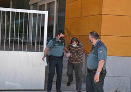 Tras prestar declaración ante el juez, Rafael es sacado de los juggadios de Zafra y conducido a prisión
