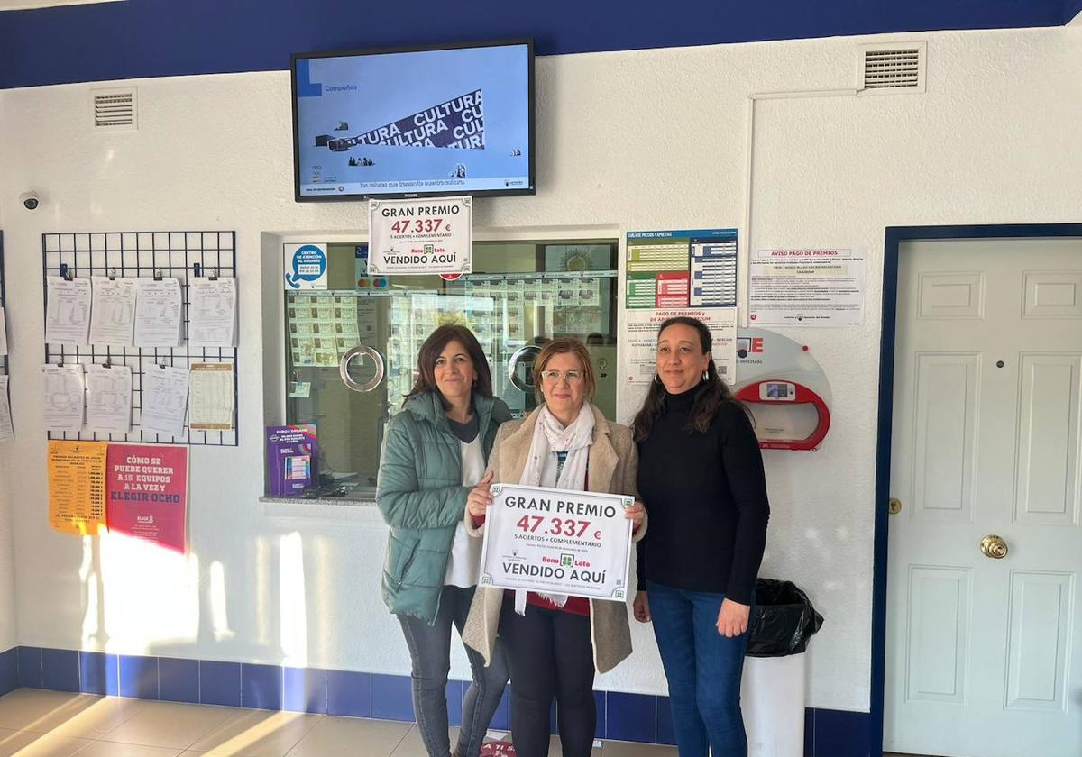 Las trabajadoras dev la administración muestran el poremio conseguido