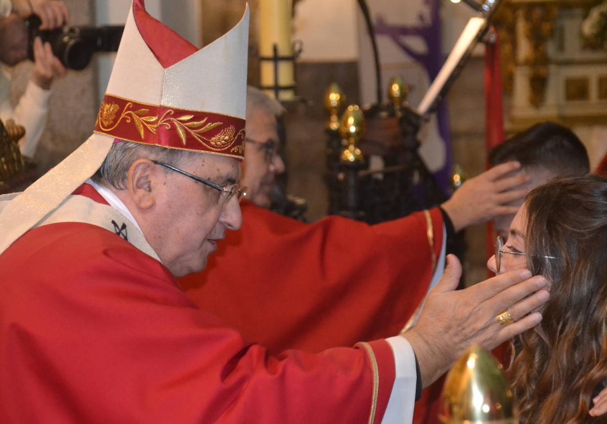 Dos ministro de la Iglesia administrando las confirmaciones