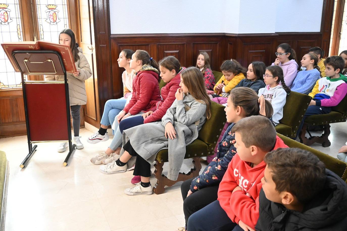 El Ayuntamiento conmemora el Día de la Constitución con los escolares santeños