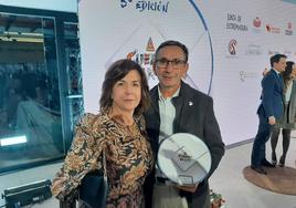 Manolo y su mujer tras la gala de los premios 'A cuerpo de rey' celebrada en Almendralejo