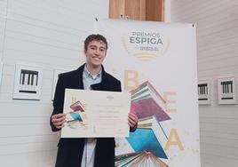 Hugo con su distinción como uno de los 10 mejores expediente de la ESO de Extremadura en el curso 2022-23