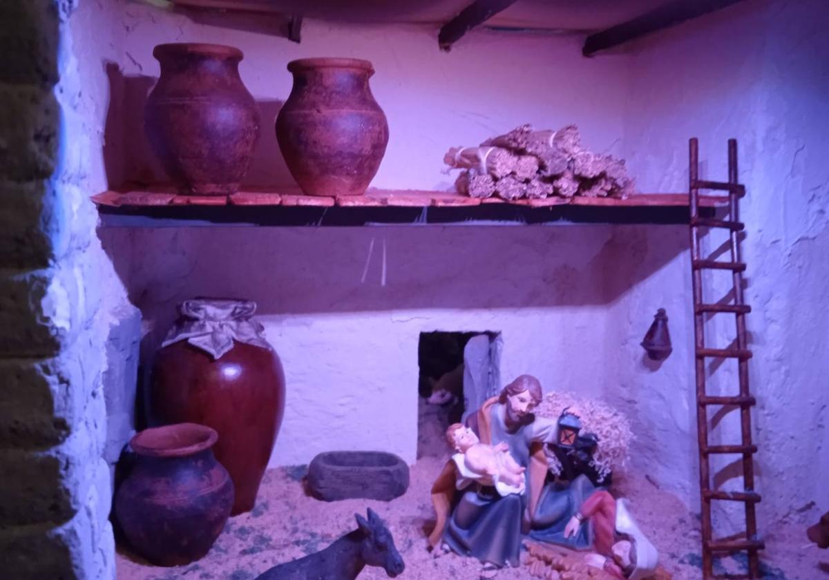 Singular la figura del Niño en brazo de San José y la Virgen dormida