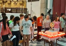 Ya los jóvenes participaron en otra adoración durante este año