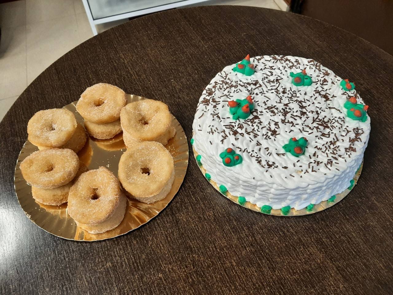 Roscas fritas y una tarta casera 