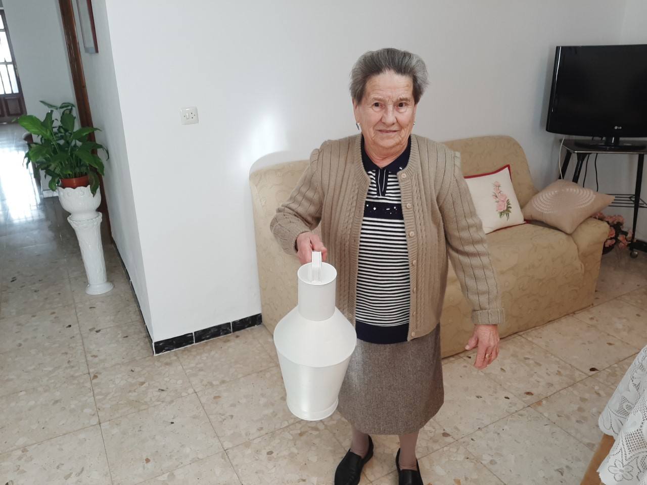 En esta vieja cántara llevaba la leche 