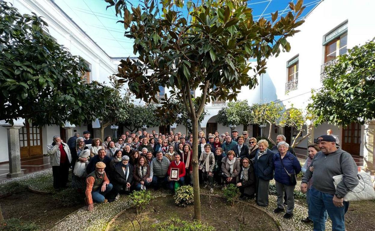 El grupo con el alcalde en el patio del Ayuntamiento 