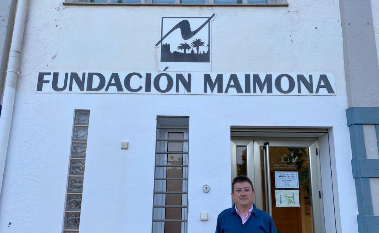 Mané Reyes en la puerta de la Fundación 