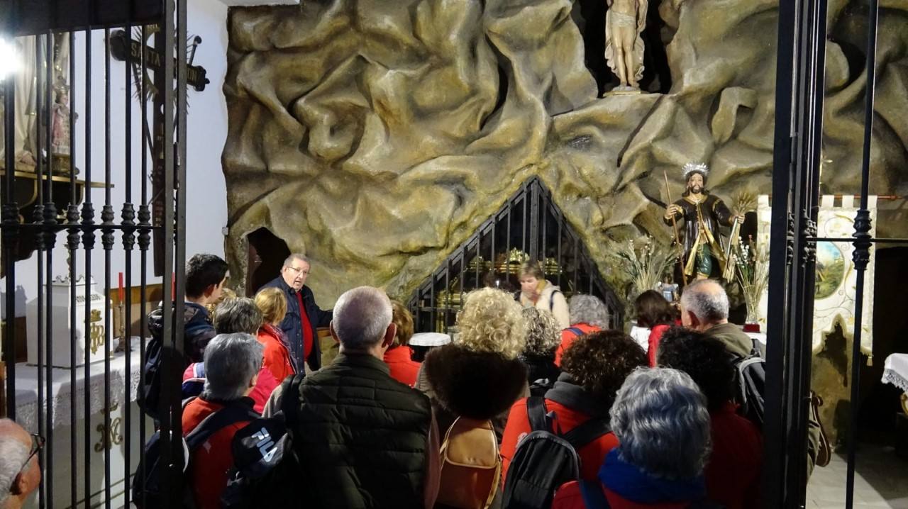 Enseñando una capilla de la Parroquia 
