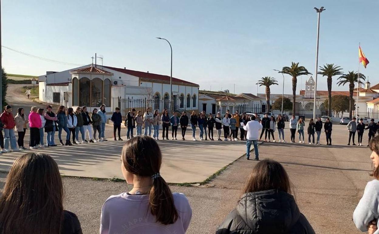 En el antepatio del santuario cantando. 