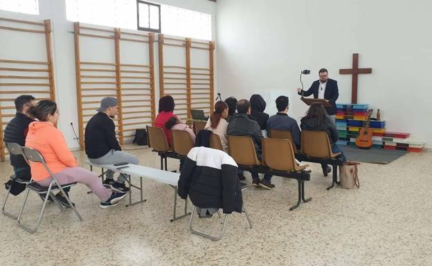 La Iglesia Evangélica Presbiteriana de Los Santos ha empezado a celebrar sus cultos en el gimnasio