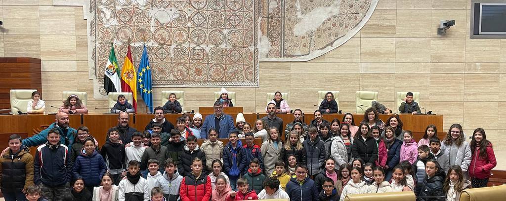 El Ayuntamiento enseña la asamblea de Extremadura y el Teatro Romano a los 77 alumnos de quinto de primaria de la localidad