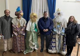 LOs Reyes Magos junto al alcalde y el concejal de festejos