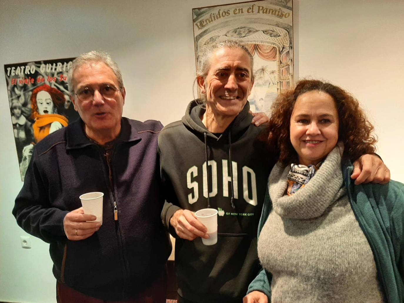 En el centro Jesús entre otros dos grandes del teatrio, Agustín y Magda