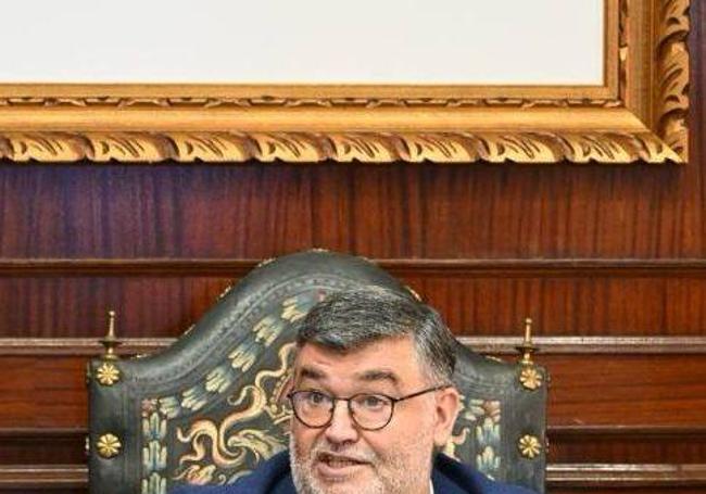 Manuel Lavado en el salón de plenos municipalL