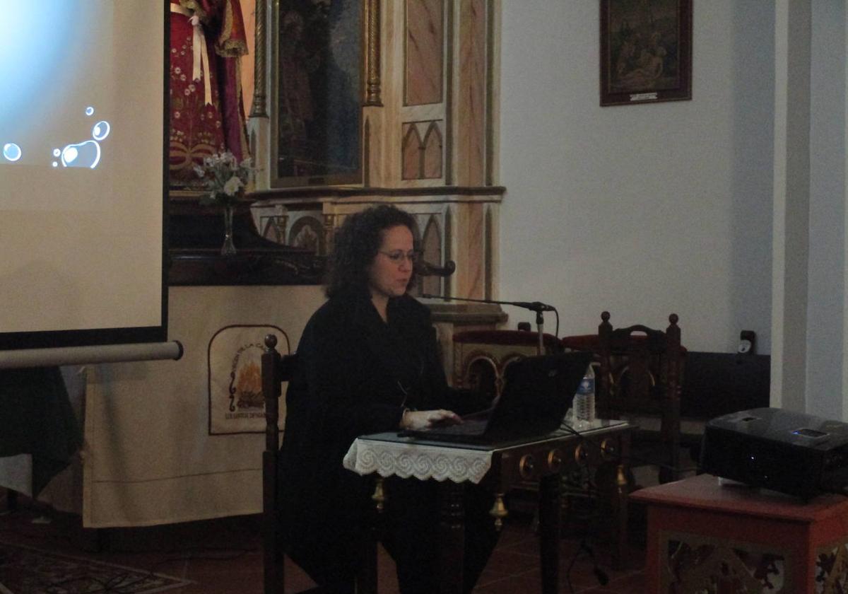 Beatriz Cano en plena conferencia
