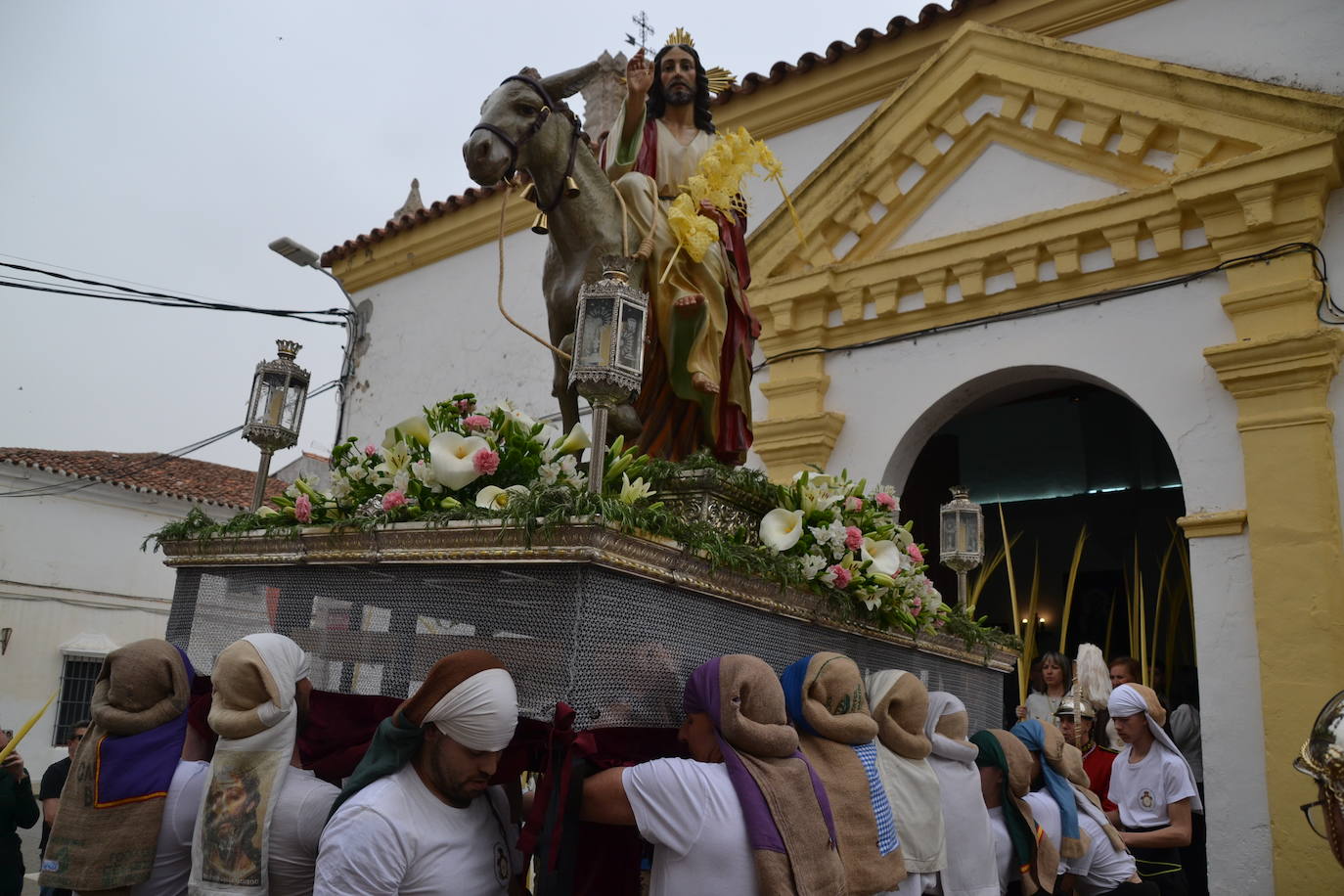 Con una brillante y novedosa procesión de la Burrita, comienza la Semana Santa