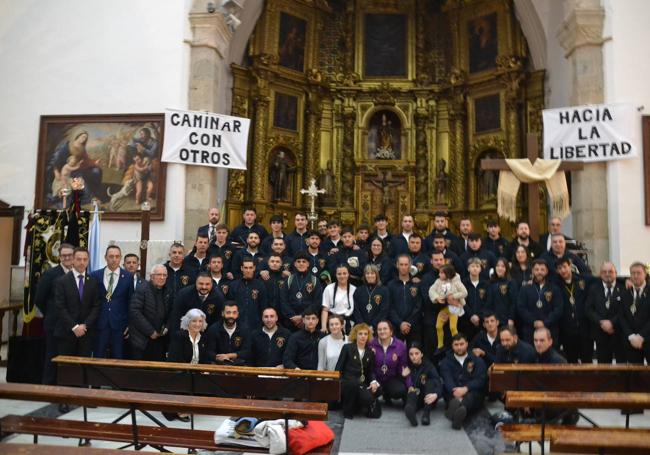 Costaleros de los pasos y algunos miembros de la Junta de Gobierno y el administrador Parroquial Fernándo Cinta