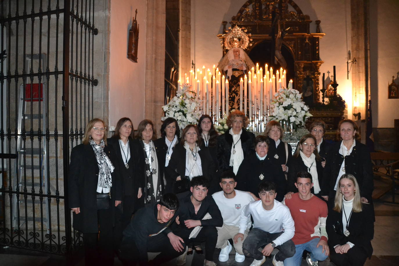 Tras la oración, miembros de la directiva y encargados de mover el paso
