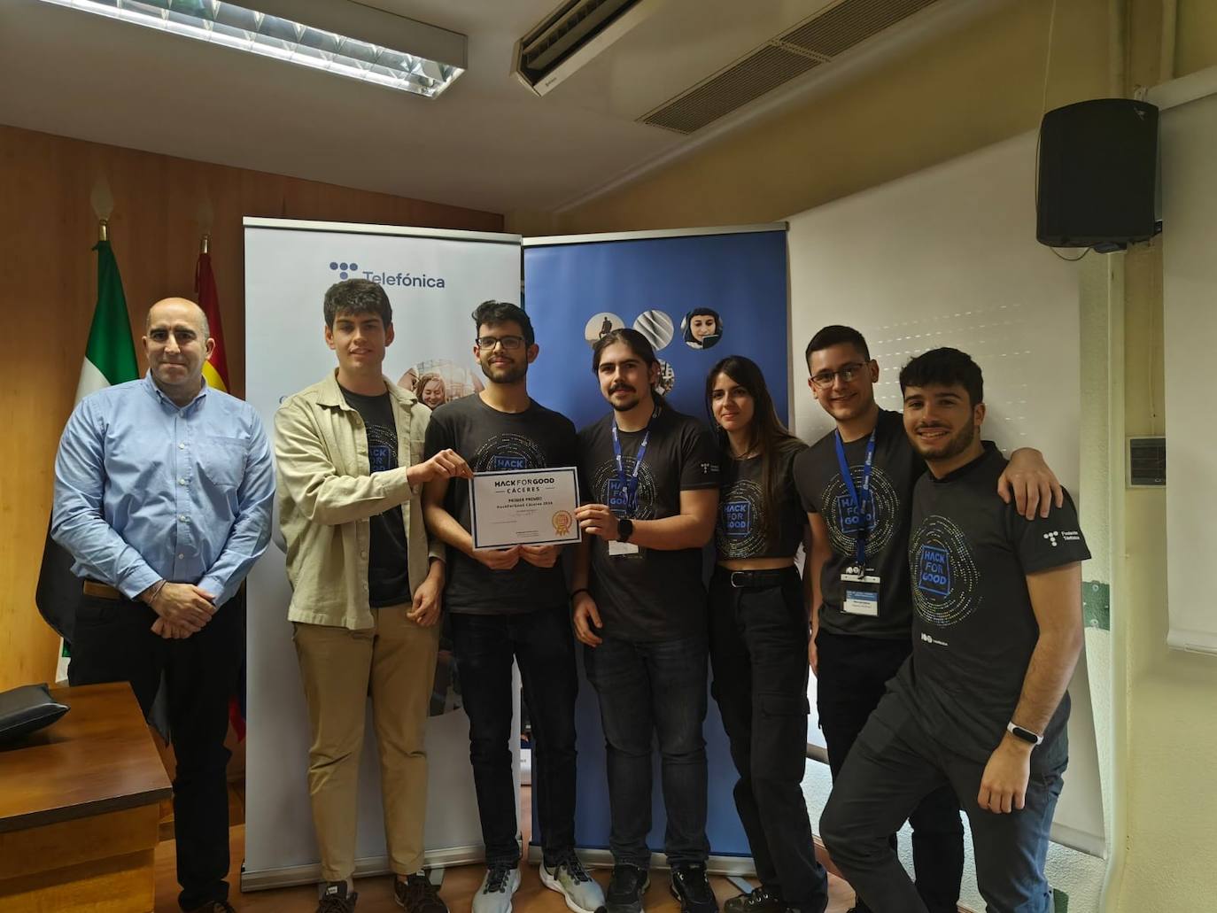 El grupo recogiendo el premio regional del concurso