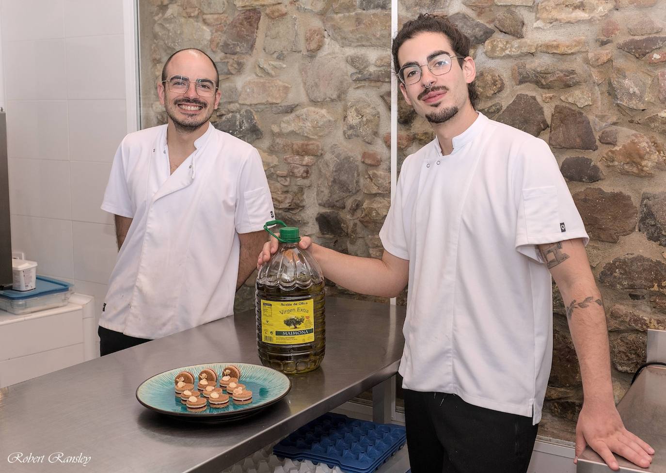 Los hermanos Castaño ante sus pastas de té