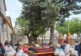 Los niños costaleros junto al nuevo paso infantil de la Santa Cruz de Mayo