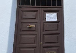 Puertas de acceso a los locales de Cáritas en Los Santos