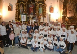 Los niños-costaleros sacaron en procesión las tres cruces de mayo