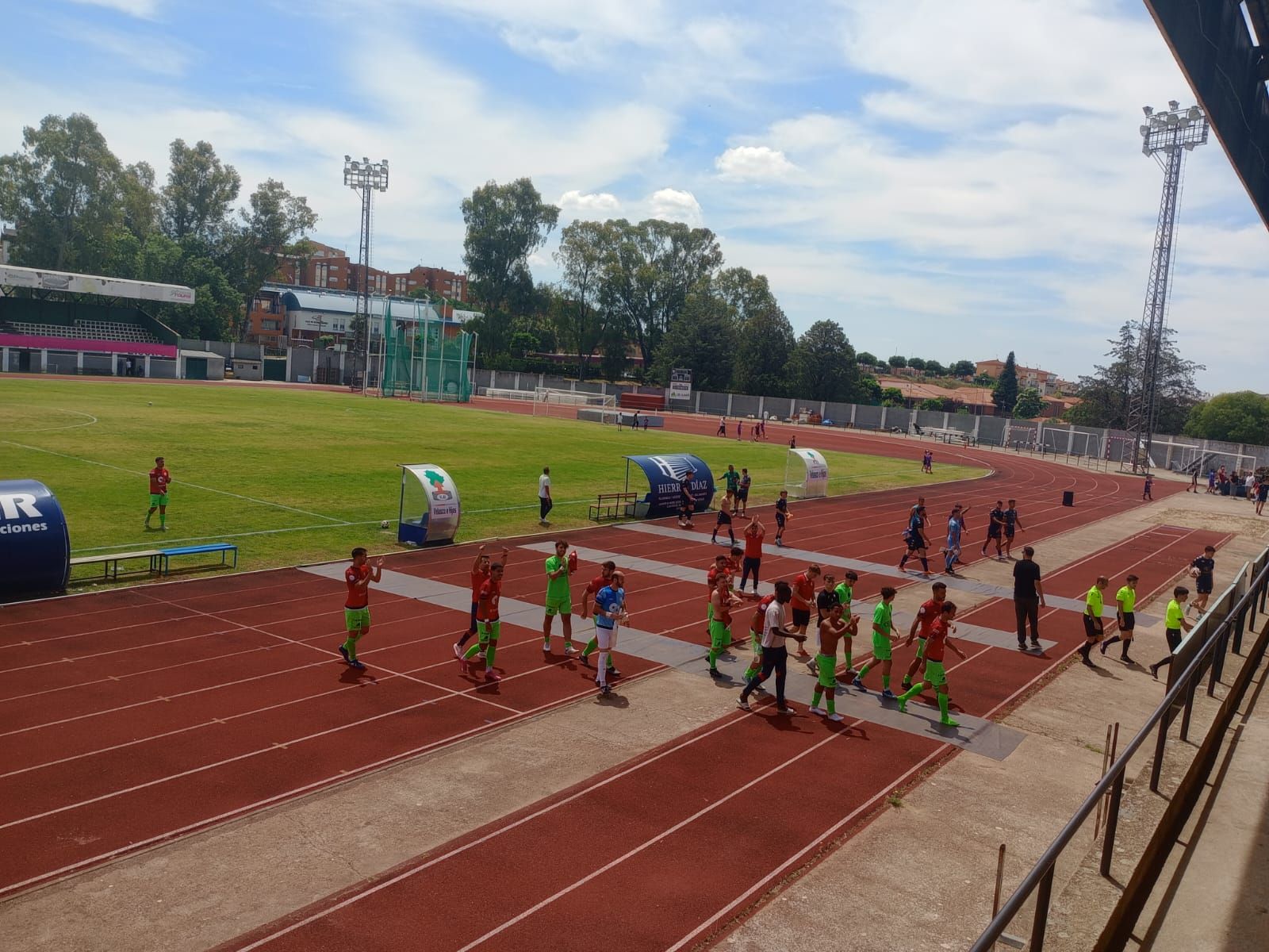 Los jugadores aplaudiendo a la afición