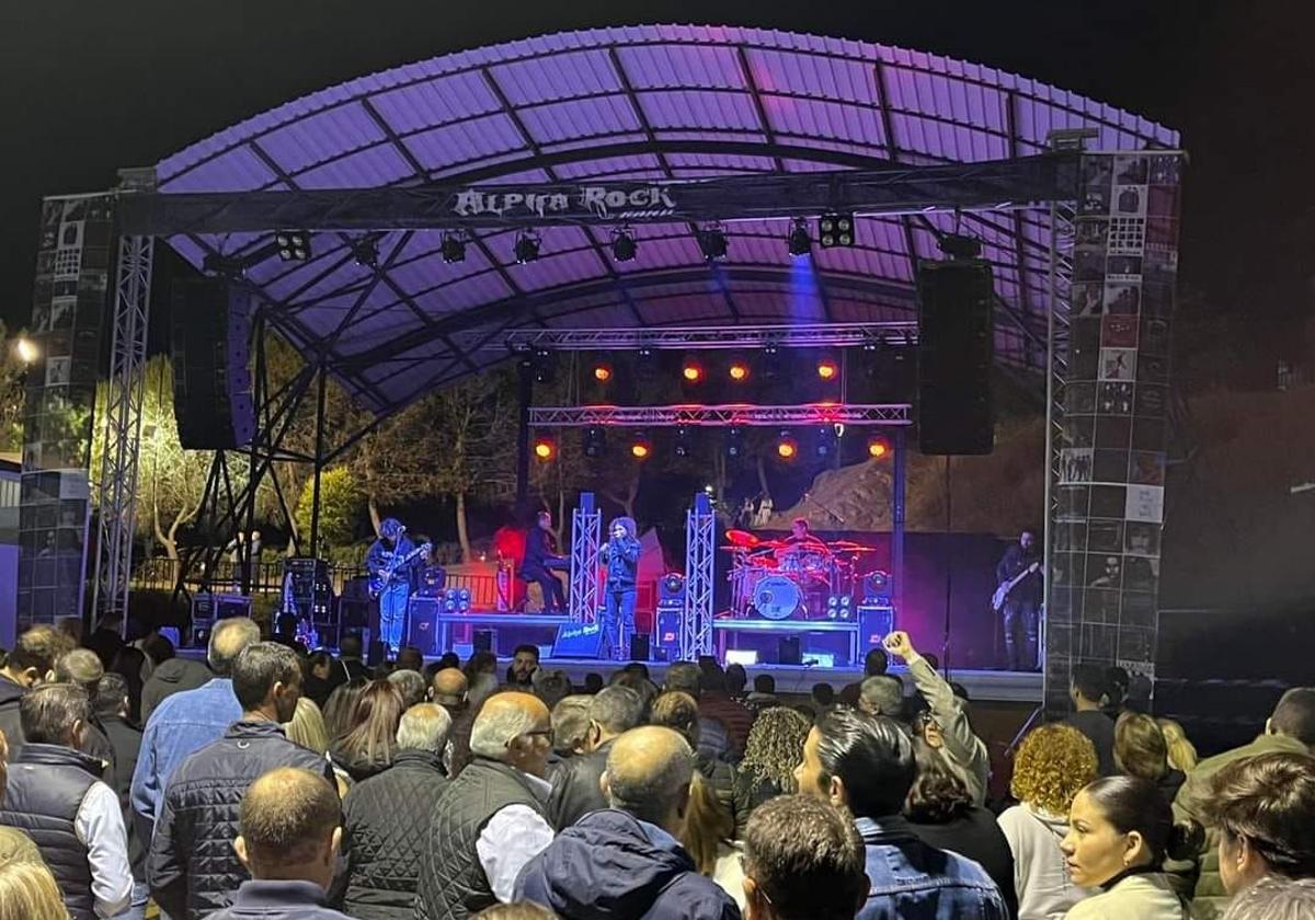 Actuación del grupo santeño Alfa Rock en la Romería