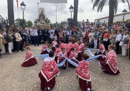Baile ante la imagen de la Virgen