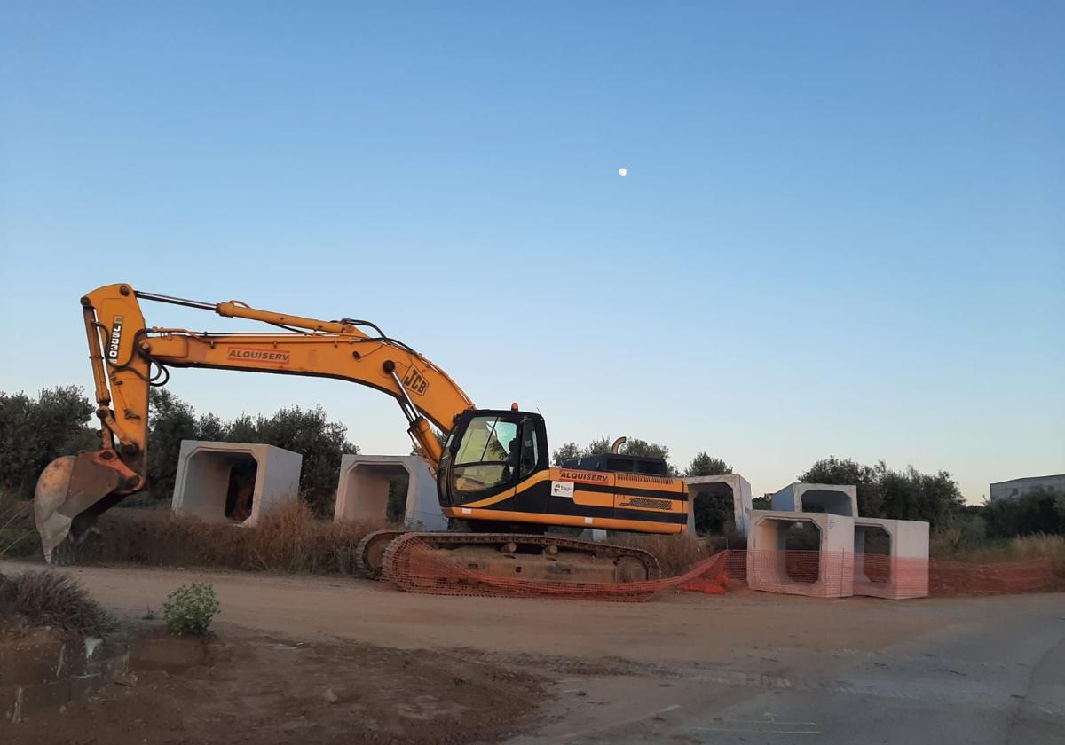 Obras de saneamiento en el camino del cementerio