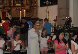 Los niños y niñas junto a mJesús Sacramentado