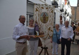 Momento del relevo en la puerta del mayordomo entrante