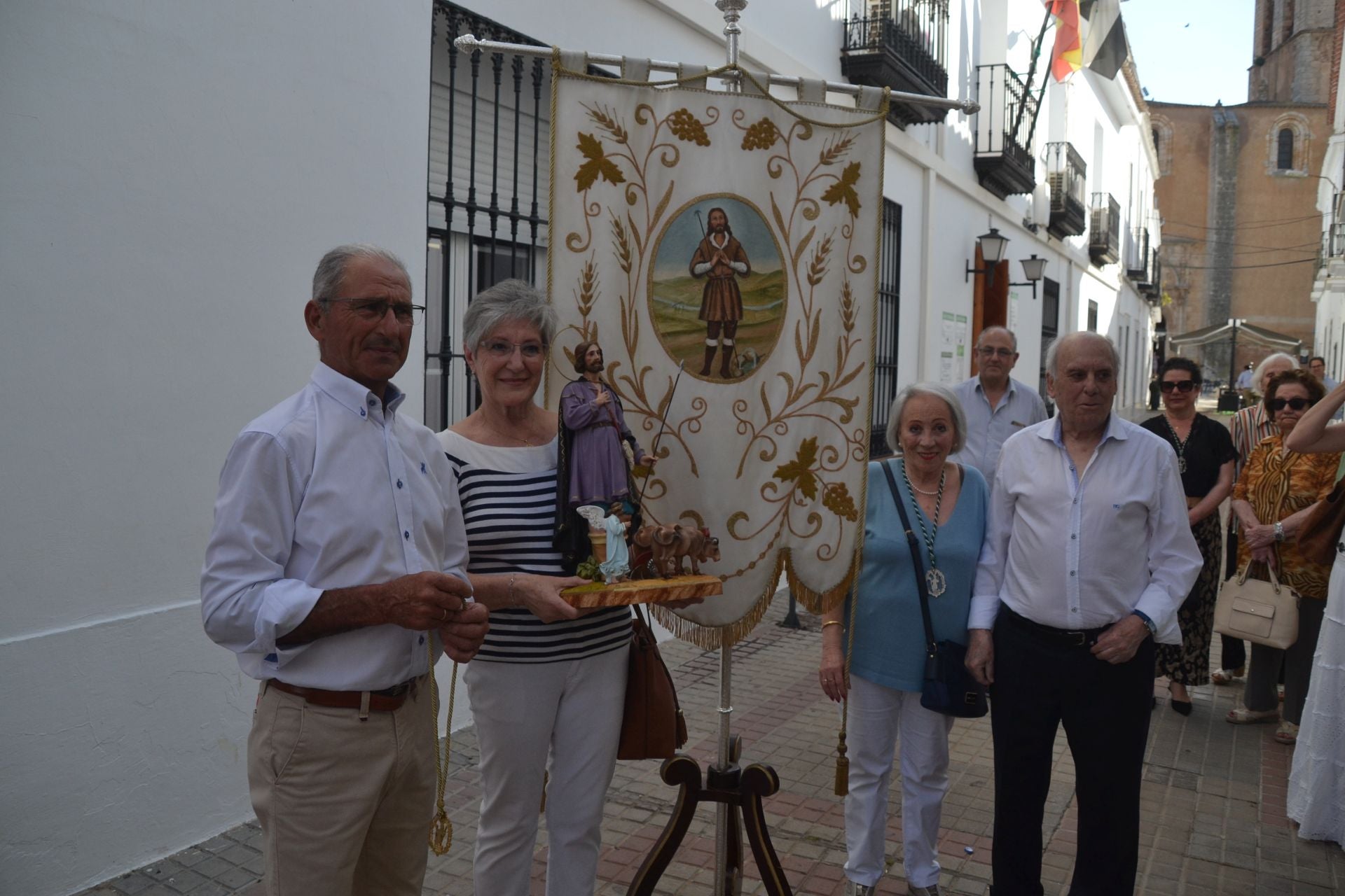 Momento del relevo en la puerta del mayordomo entrante