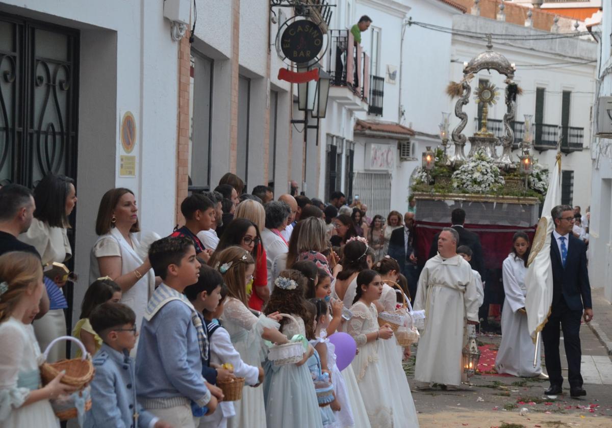 Los niños y niñas de primera comunión durante la procesión