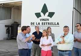 Elena Nevado junto al alcalde, concejales y responsables de la Coopeartiva