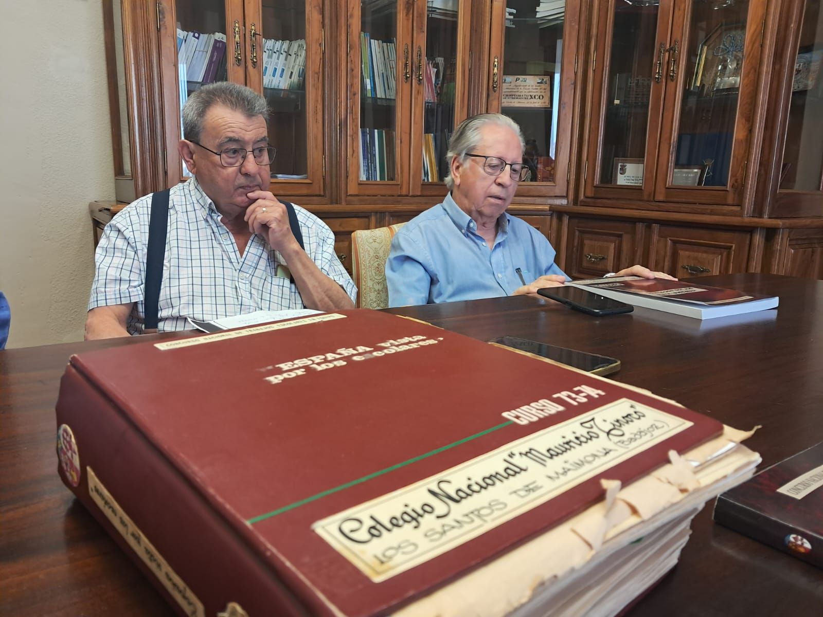 El libro original delante de los profesores Núñez y Candelario