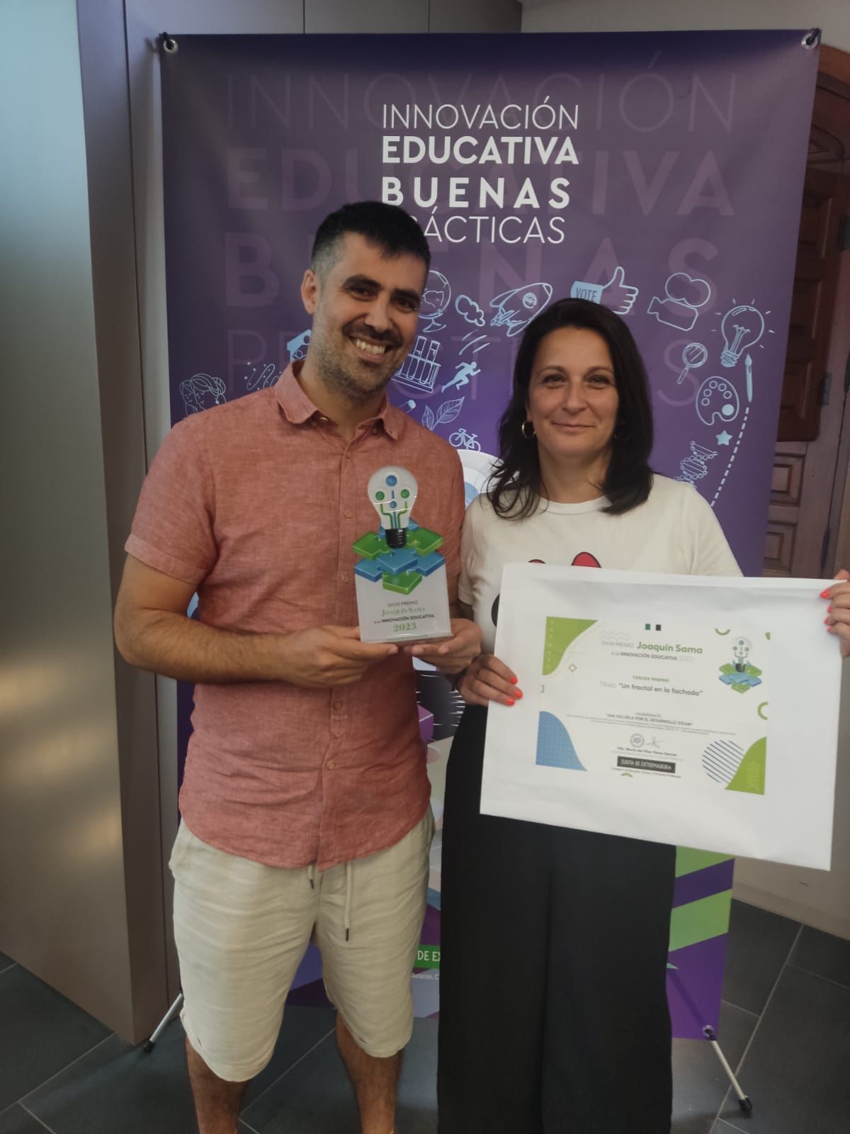 Los profesores recogiendo mel premio