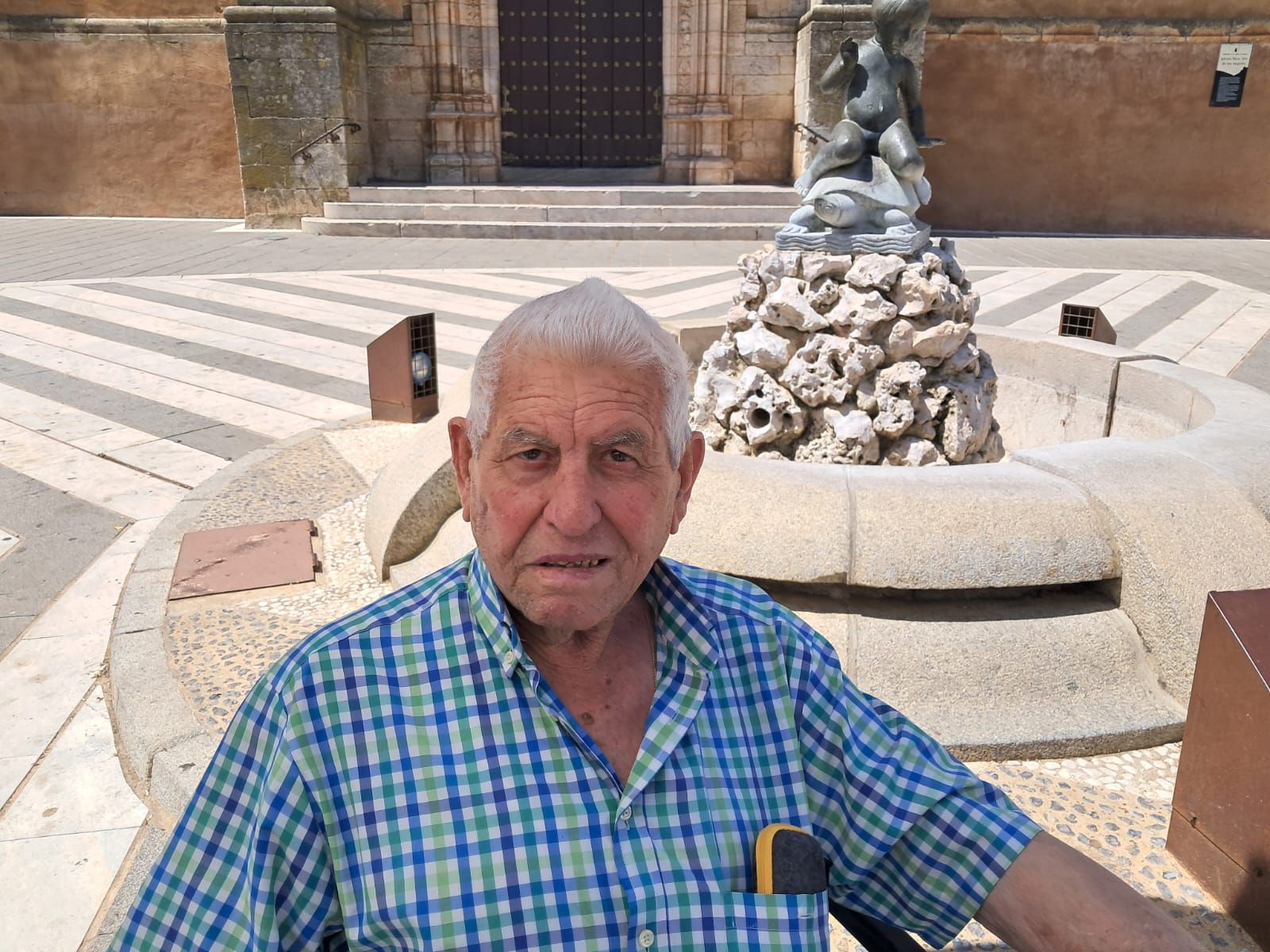 Miguel Guerrero junto a la fuente que él montó