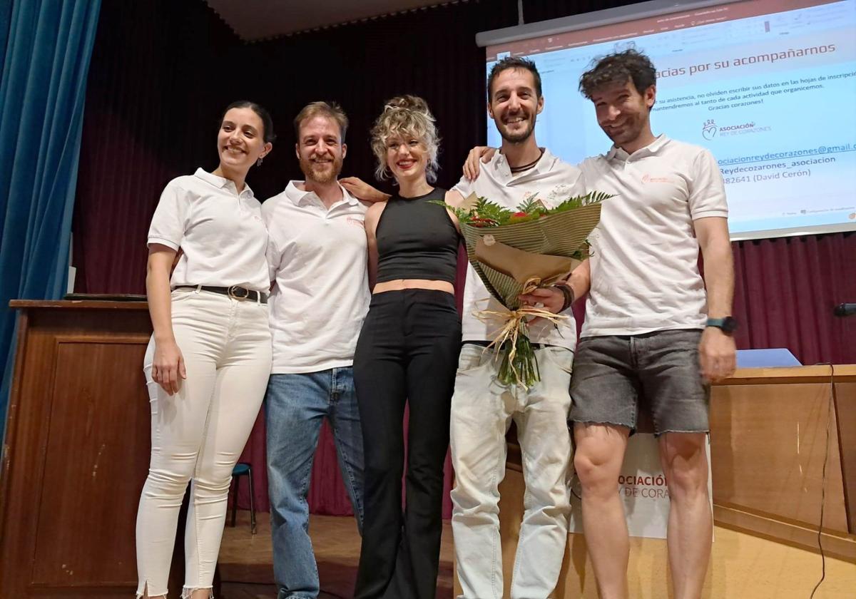 David sostiene unas flores junto a otros miembros de Rey de Corazones