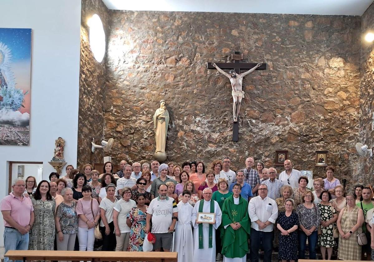 Don Fernando en el centro con los feligreses que le han despedido