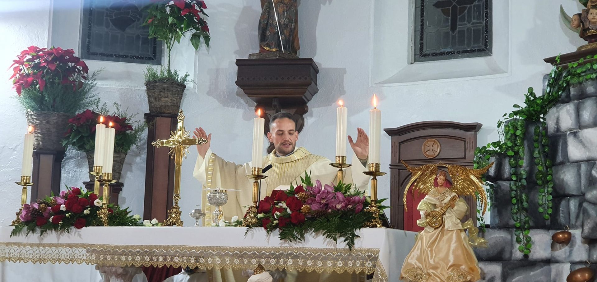 El nuevo Co-páaroco, José María Sanchez, en una celebración