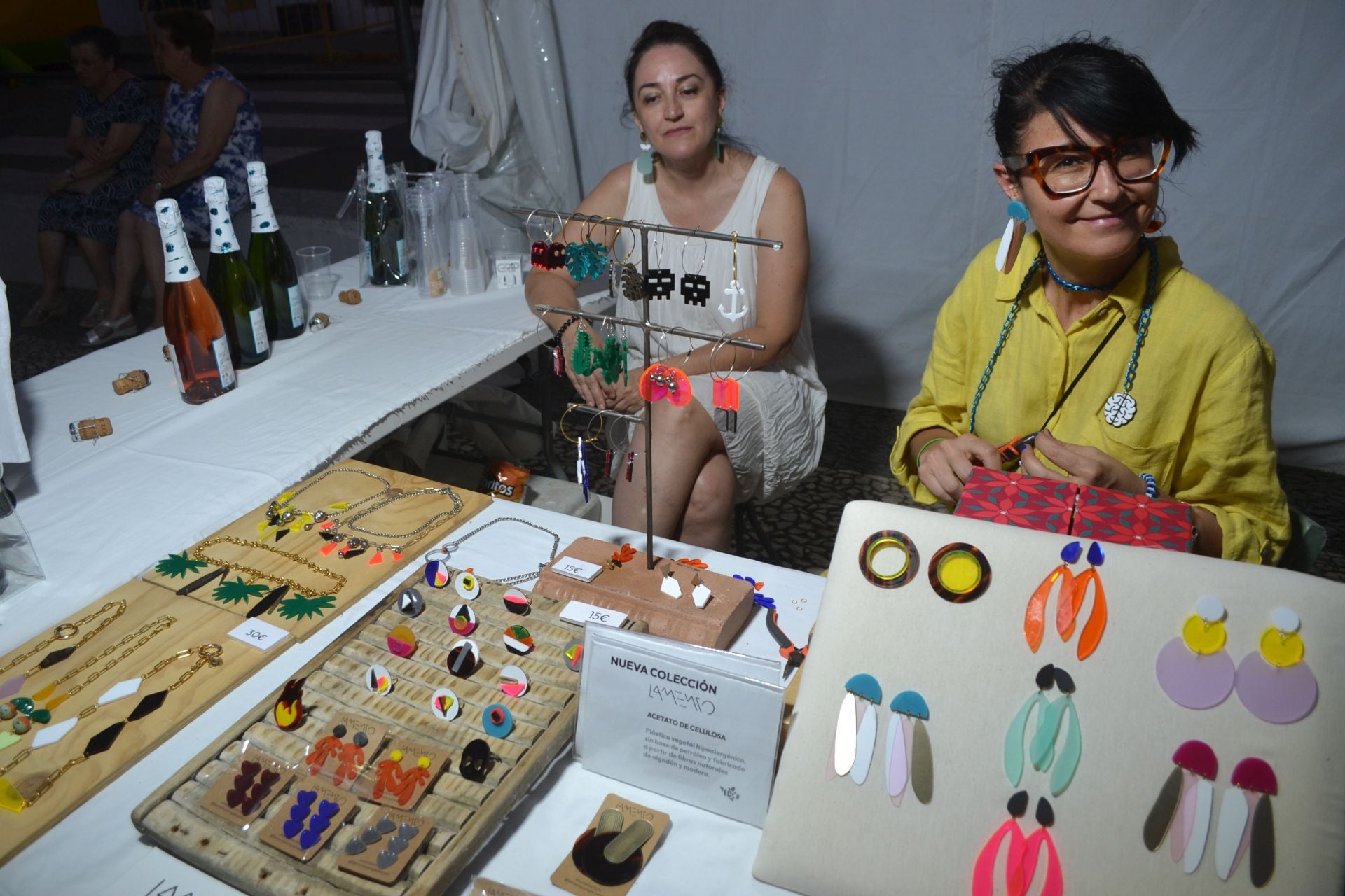 Una artesana y una vendedora de cava