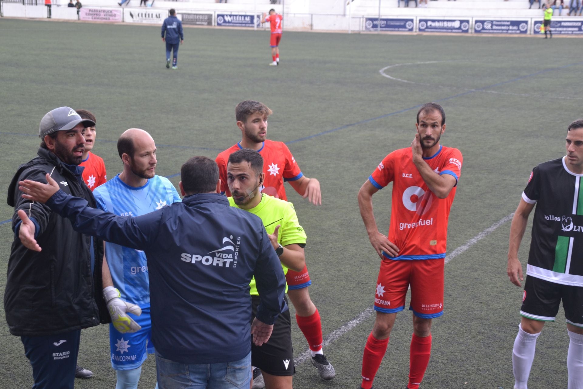 El árbitro aplica el protocolo antiviolencia en el fútbol