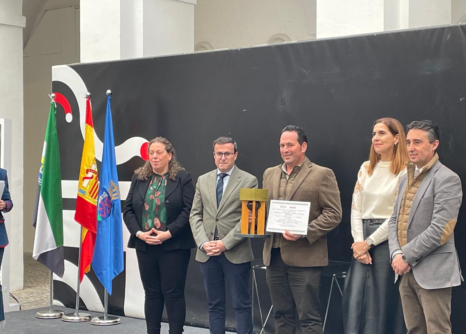 Entrega de uino de los dos premios conseguidos