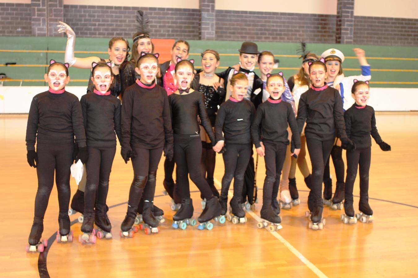 Una vez finalizada la actuación posan sonrientes las pequeñas patinadoras. Foto 