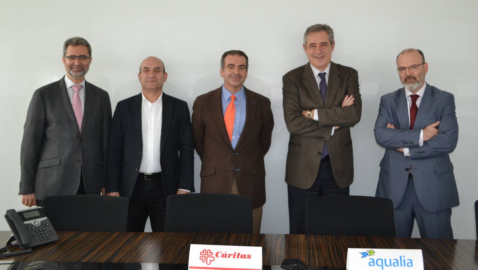 De izquierda a derecha: Pedro Barquero, director de Relaciones con empresas y RSC-Cáritas; Juan Pablo Merino, director de comunicación y RSC-Aqualia; Sebastián Mora; Félix Parra; e Isidoro Marbán, director Económico-Aqualia