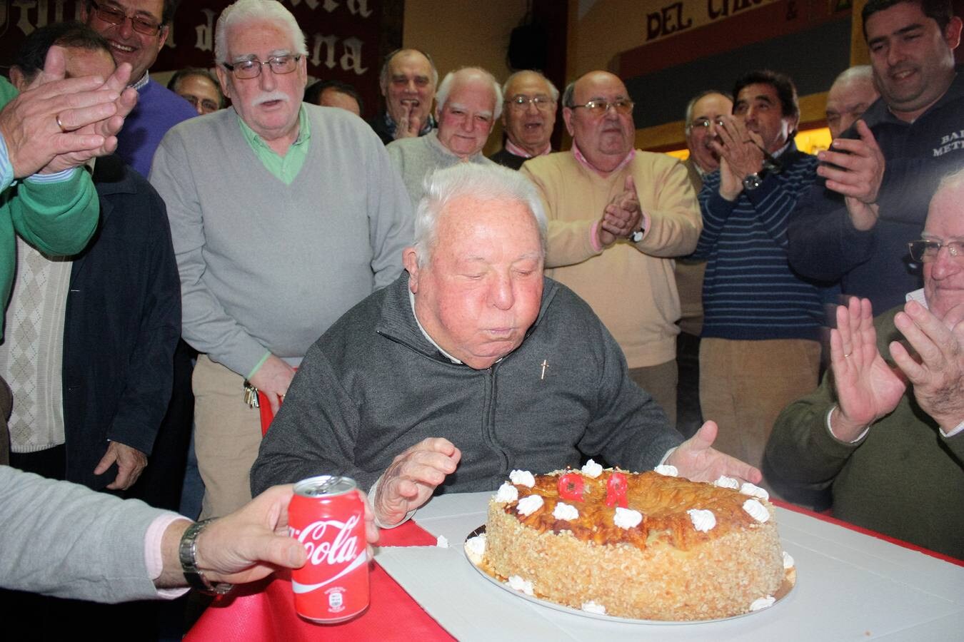 Don Víctor sopla los simbolicas 88 velas