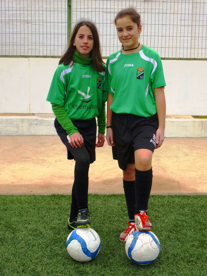 Belén y Lola con su nueva camiseta en el Cipriano Tinoco donde fueron las primeras chicas en vestir de forma oficial la camiseta de la Yeyi. Foto Loren 